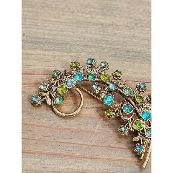 Vintage MONET Brooch Pin Green & Blue Rhinestone Gold Tone Feather Floral Swirl - Picture 3 of 6